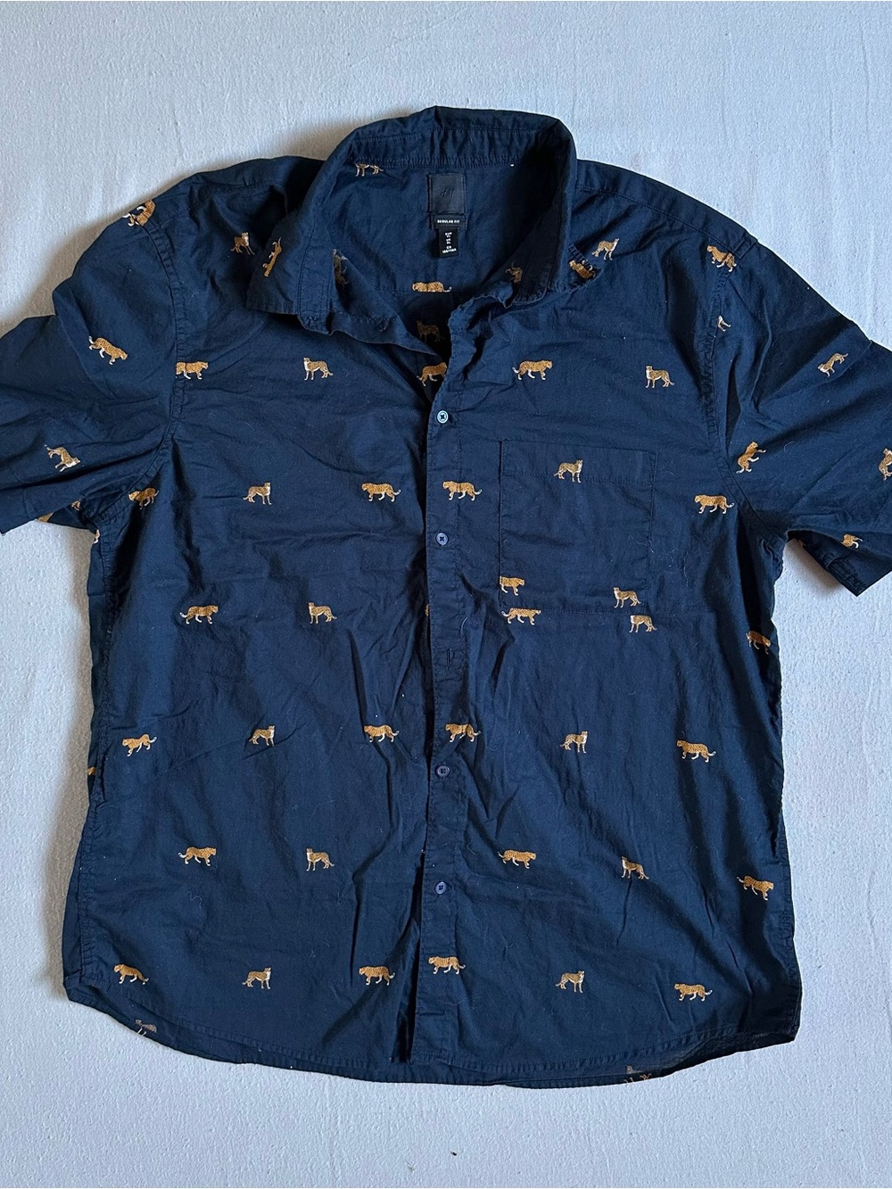 H&M Men’s Tiger Print Button Up Shirt Mens XL Navy Animal Print Shirt Sleeve